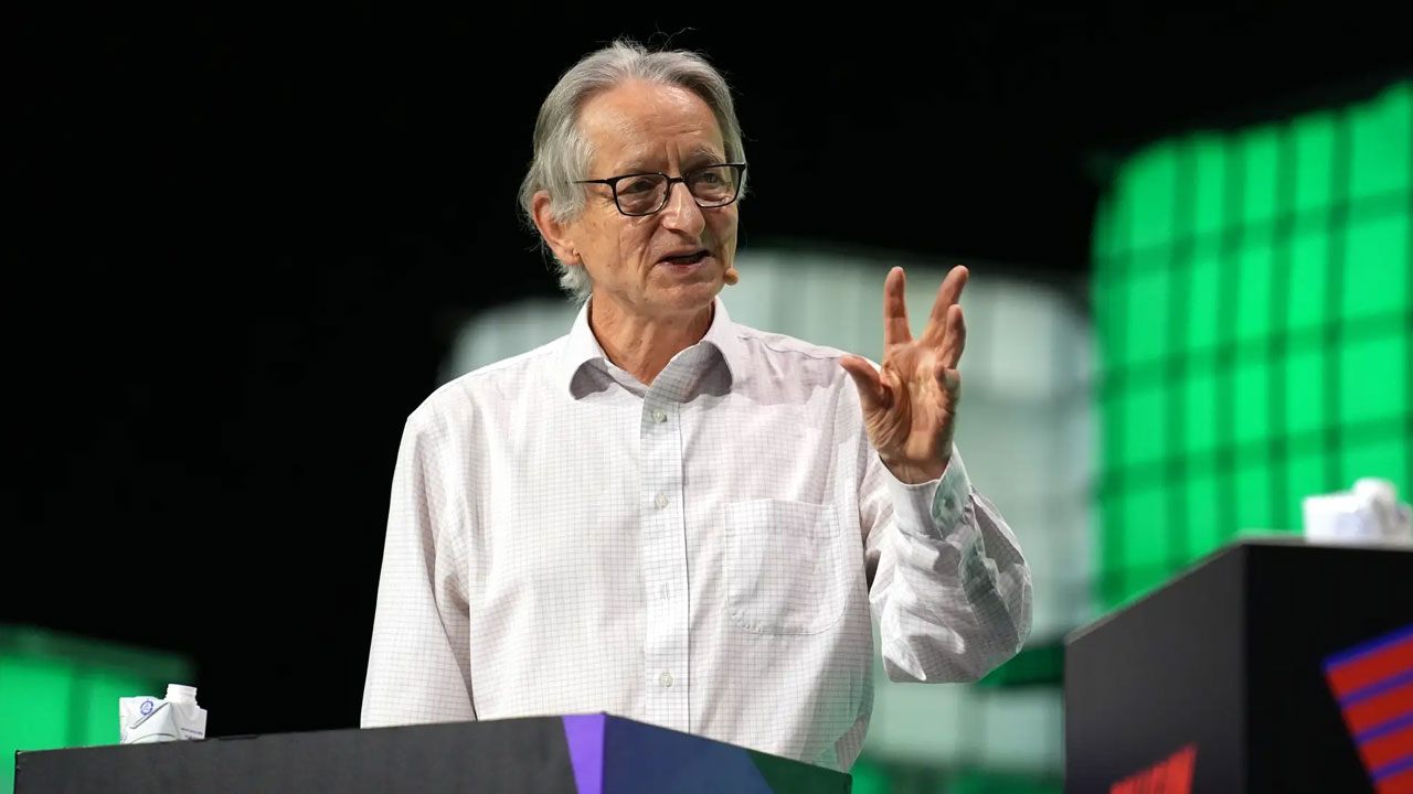 ‘কম্পিউটার সায়েন্স ডিগ্রি এখনও মূল্যবান, কোডিং শেখাও জরুরি’