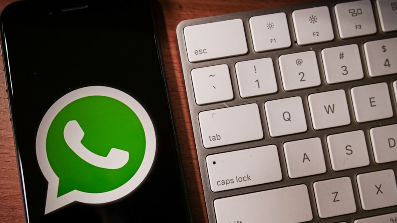 টাইপ করার সময় হোয়াটসঅ্যাপ দেখাবে স্টিকার সাজেশন