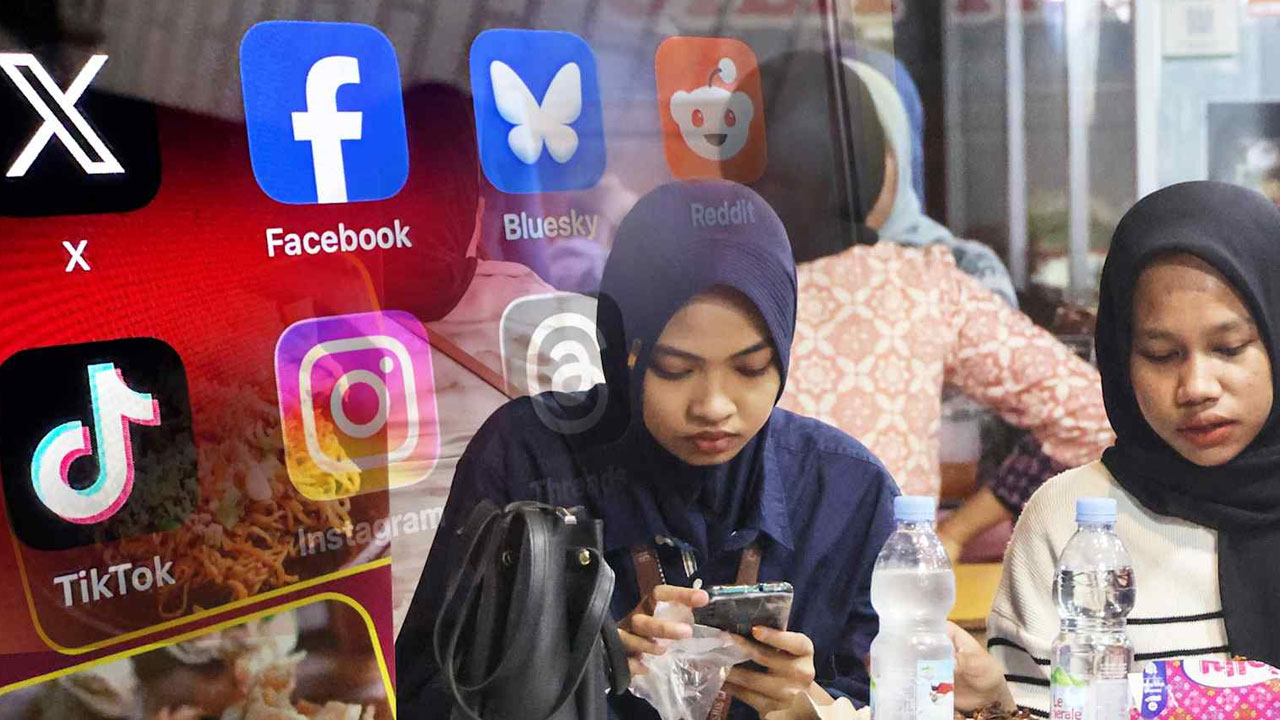 সোশ্যাল মিডিয়ায় শিশুদের প্রবেশাধিকার সীমিত করছে ইন্দোনেশিয়া