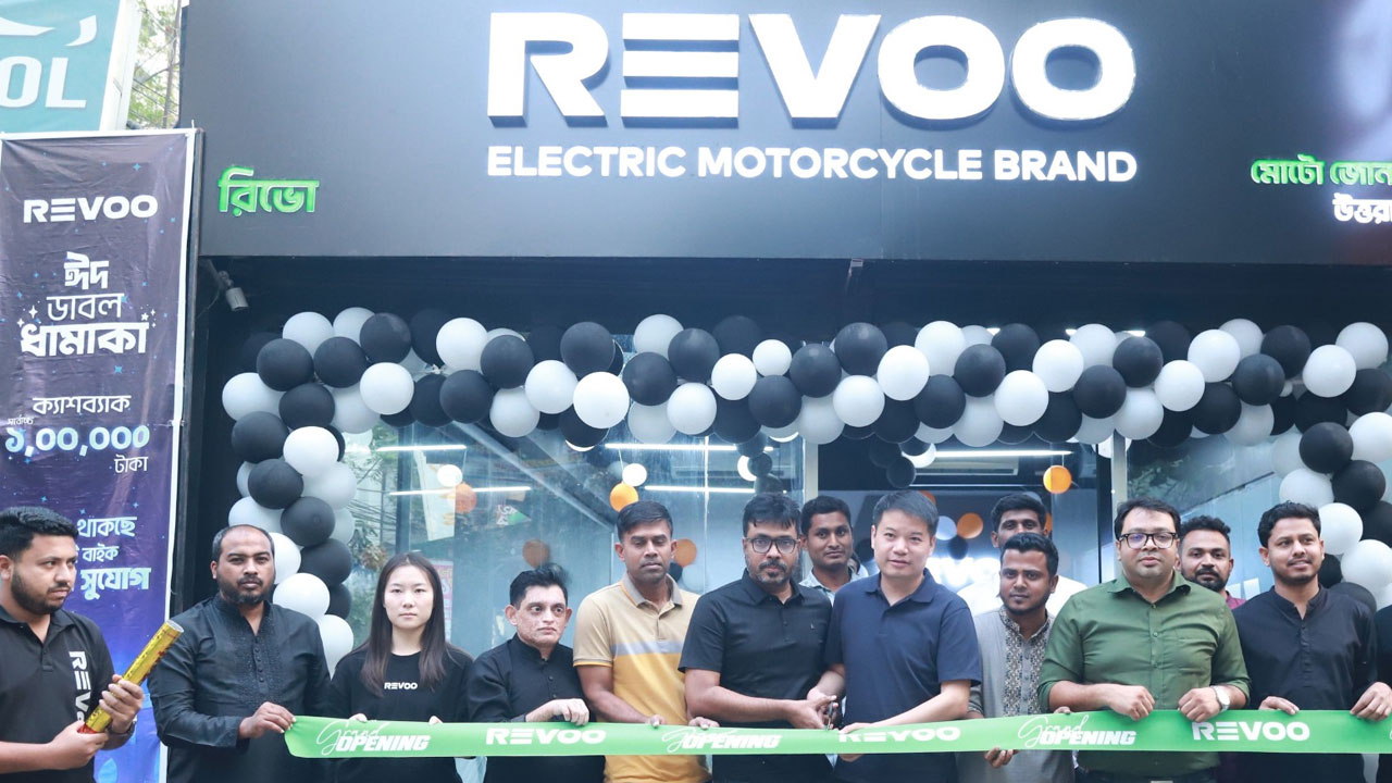 রাজধানীর উত্তরায় নতুন ই-বাইক শোরুম চালু করেছে রিভো