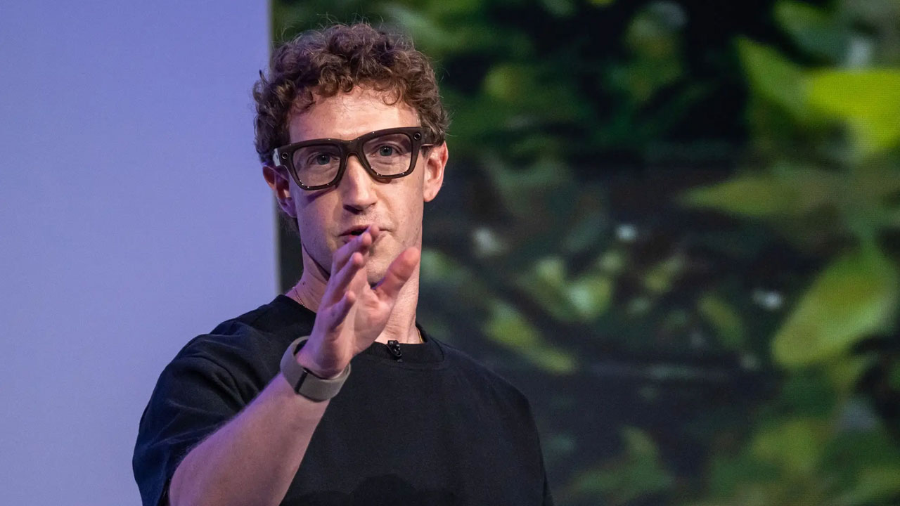 এআই প্রতিযোগিতায় শক্ত অবস্থান নিতে কোডিংয়ে সক্রিয় জাকারবার্গ