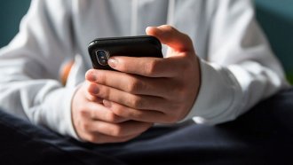 কিশোরদের স্মার্টফোন ব্যবহার নিয়ে গবেষণায় উঠে এসেছে ভয়াবহ তথ্য